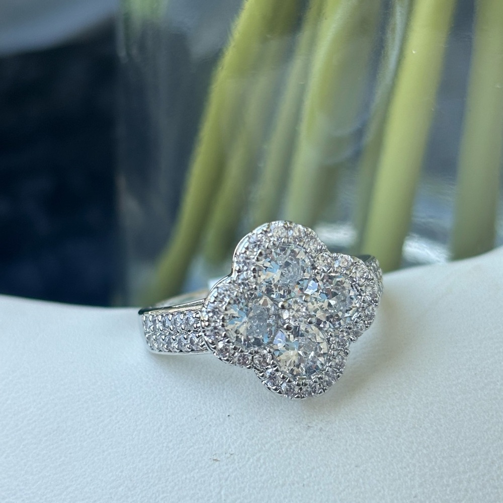 Elegant Silver Cluster Ring